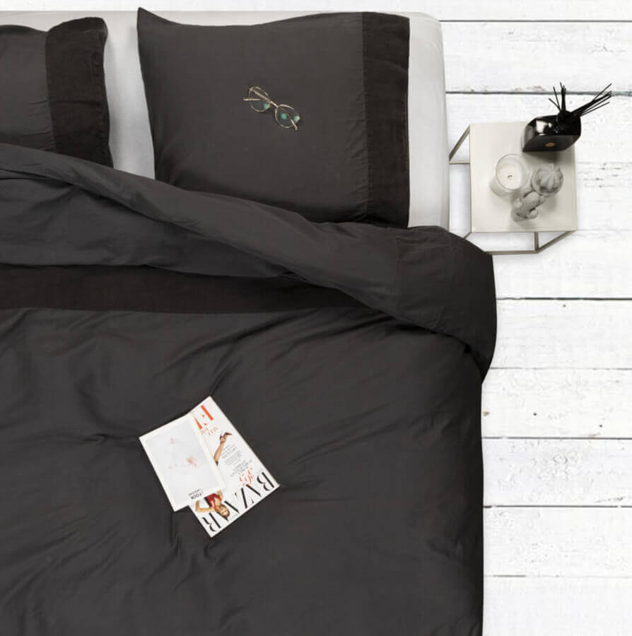 Luxuriöser Satin: Die Bettwäsche aus Baumwollsatin in Schwarz besticht durch ihren luxuriösen Satin.