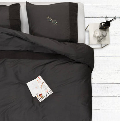 Luxuriöser Satin: Die Bettwäsche aus Baumwollsatin in Schwarz besticht durch ihren luxuriösen Satin.