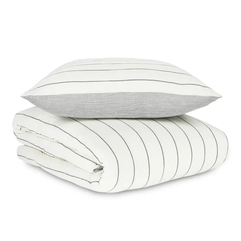 Bettwäsche-Set aus Musselin-Baumwolle mit feinen grauen Streifen – weich und atmungsaktiv für ein gemütliches Schlafzimmer.