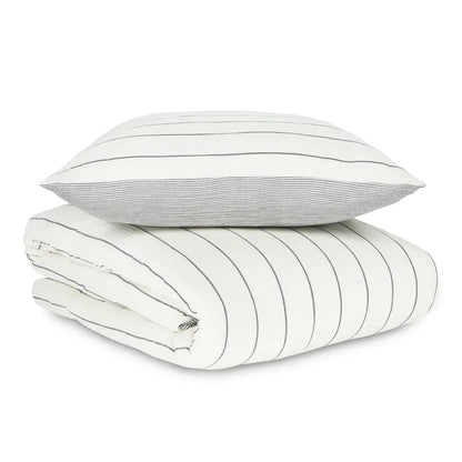 Bettwäsche-Set aus Musselin-Baumwolle mit feinen grauen Streifen – weich und atmungsaktiv für ein gemütliches Schlafzimmer.