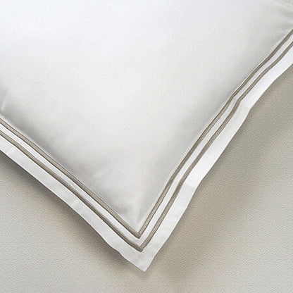 Bettwäsche Louvre von Evelyn Kahle, Satin-Baumwolle mit Zierstich in Cappuccino, luxuriöser Schlafkomfort für stilvolle Nächte.