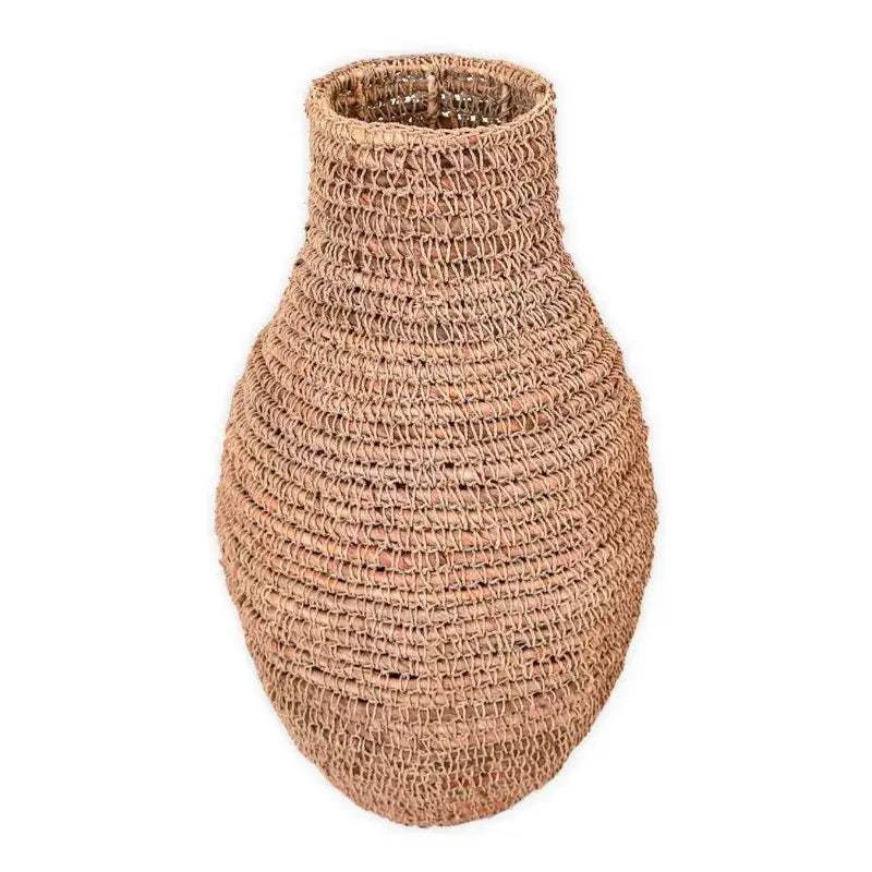 Freigestellte Aufnahme der großen geflochtenen Bodenvase Sakra in bauchiger Form.
