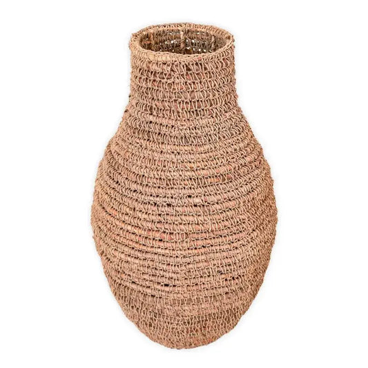 Freigestellte Aufnahme der großen geflochtenen Bodenvase Sakra in bauchiger Form.
