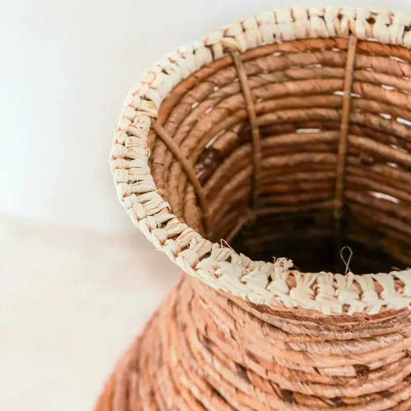 Detailaufnahme der handgeflochtenen Bananenfaser der Bodenvase Tumbak.