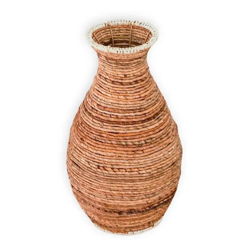 Freigestellte Aufnahme der geflochtenen Bodenvase Tumbak aus brauner Bananenfaser.
