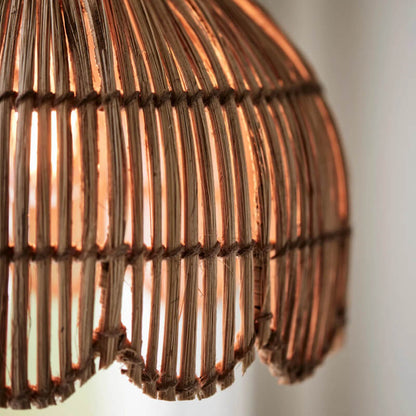 Pendelleuchte "Pia" von PR Home: Der kleine Jute-Leuchtenschirm im Boho-Stil mit Bogenform (24cm) ist eine stilvolle Leuchte.