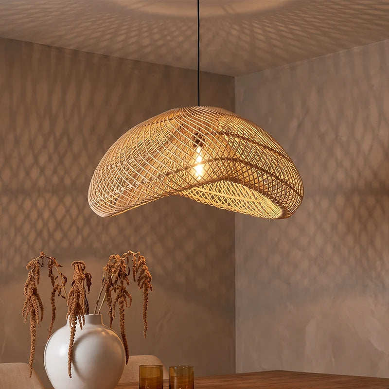 Boho-Pendelleuchte Labyrinth aus naturfarbenem Rattan mit warmem Licht und geflochtenem Schattenspiel an Wand und Decke

