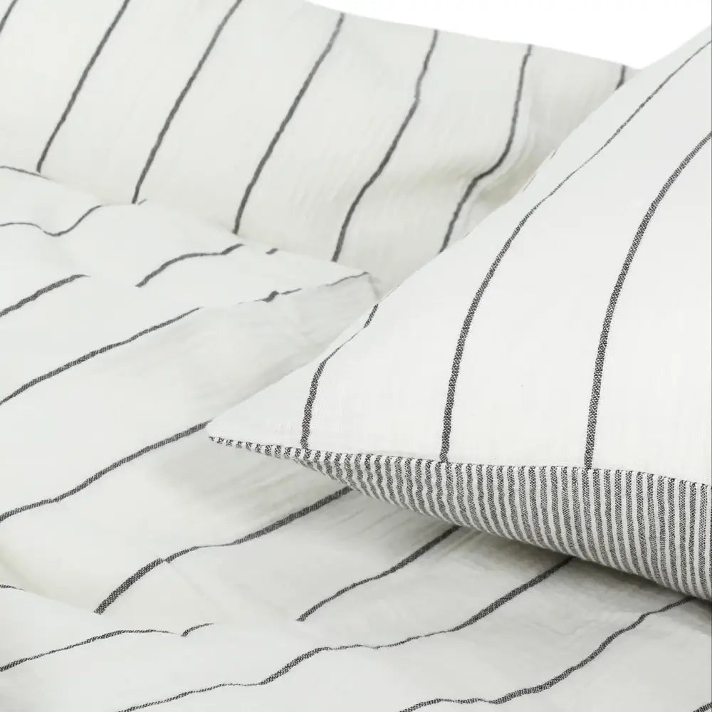 Bügelfreie Bettwäsche aus Musselin-Baumwolle mit feinen grauen Streifen – weich, atmungsaktiv und pflegeleicht für ein gemütliches Schlafzimmer.