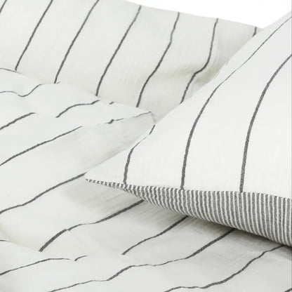 Bügelfreie Bettwäsche aus Musselin-Baumwolle mit feinen grauen Streifen – weich, atmungsaktiv und pflegeleicht für ein gemütliches Schlafzimmer.
