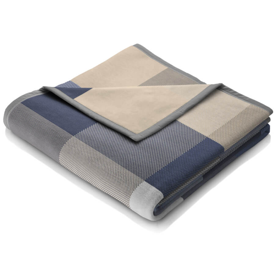 Couchdecke mit Karomuster in Blau: Die Baumwolldecke "Color Woven" in Blau mit Karomuster ist ein stilvolles Wohnaccessoire.