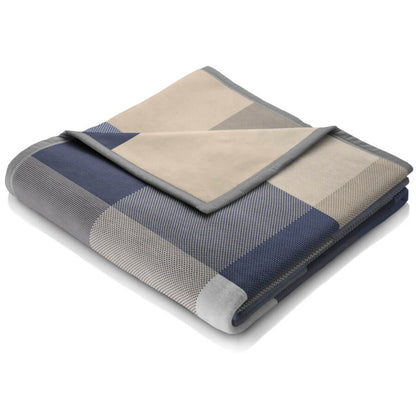 Couchdecke mit Karomuster in Blau: Die Baumwolldecke "Color Woven" in Blau mit Karomuster ist ein stilvolles Wohnaccessoire.