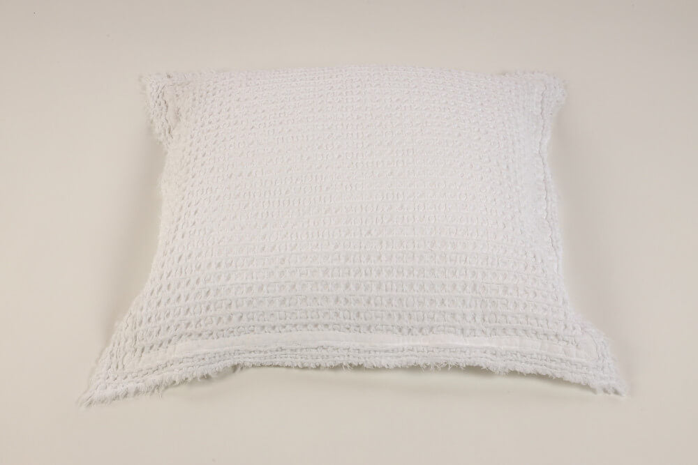 Kuschelkissen: Das Dekokissen/der Kissenbezug 50x50cm Vintage Waffelmuster Baumwolle Weiß Kos ist ein kuscheliger Blickfang für Ihr Sofa.