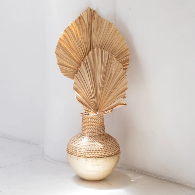 Dekovase "Kamari" aus Rattan und Holz für Trockenblumen: Die Bodenvase ist ein stilvolles Dekorationsobjekt.