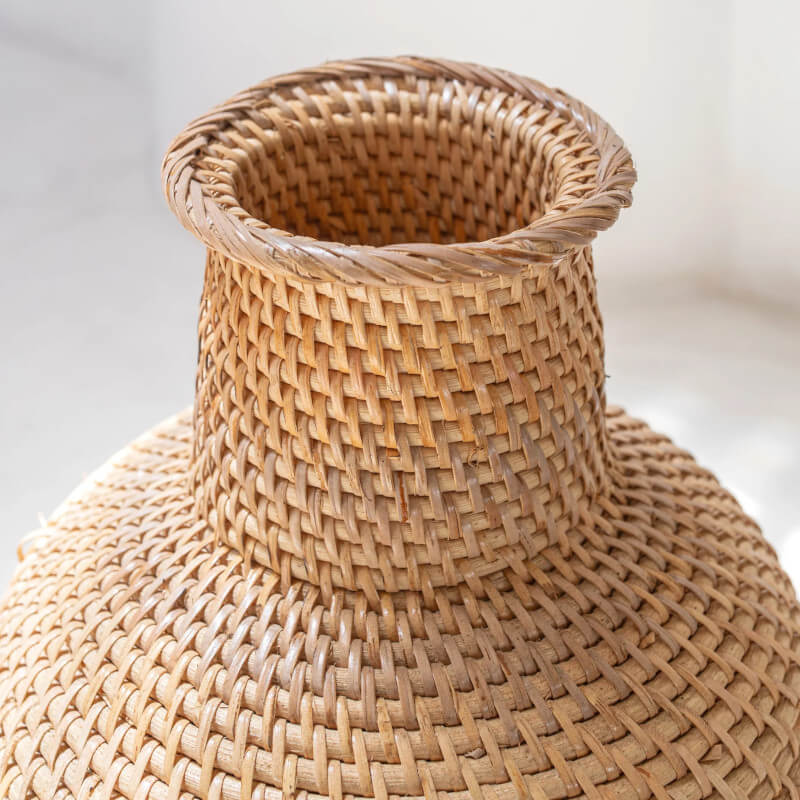 Dekovase "Kamari" aus Rattan und Holz für Trockenblumen: Die Vase ist ein stilvolles Dekorationsobjekt.