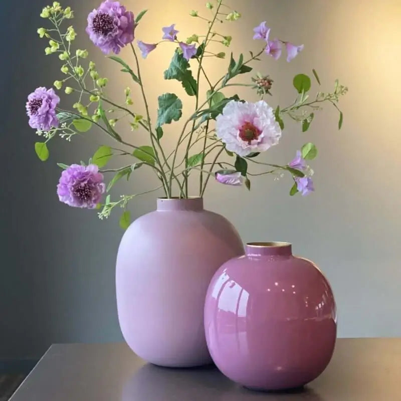 Moderne Vasen mit stilvollen Blumenarrangements – elegante Dekoration für Ihr Zuhause.