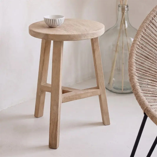 Dreibeiniger Holzhocker von Raw Materials in Natur – runder Beistellhocker aus Holz für Wohnzimmer, Bad oder Schlafzimmer