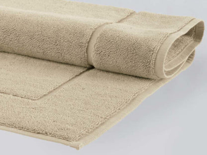 Badezimmervorleger aus Baumwolle – London Duschvorleger in Mandel (Almond) von Aquanova, saugfähig & pflegeleicht