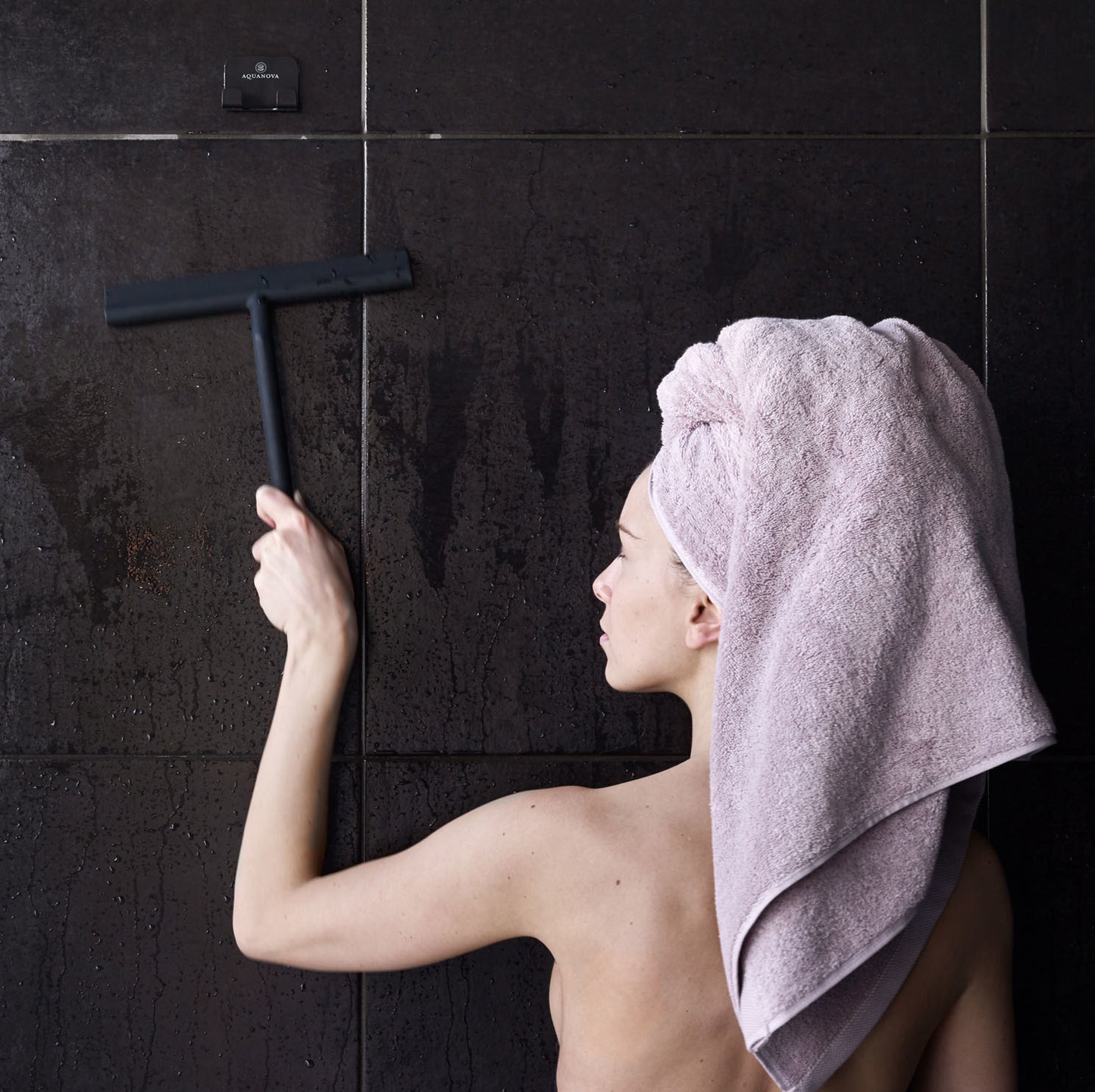 Praktischer Duschwischer/Glasabzieher Aquanova Arvis in Schwarz: Mit klebender Wandhalterung für eine streifenfreie Dusche.