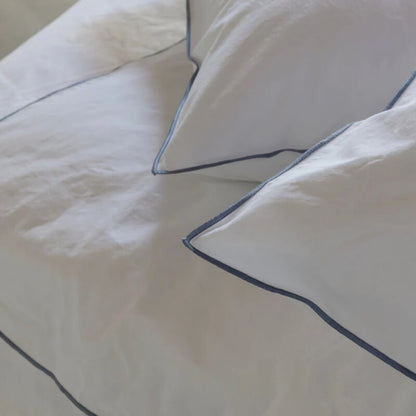 Bettwäsche-Set aus 100 % Perkal-Baumwolle mit farbiger Paspel in Blau – edel & bügelfrei