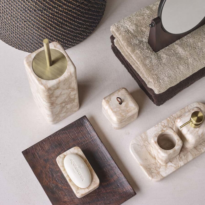 Edle Marmor Badezimmer Accessoires in Gold-Beige – Seifenspender, Zahnputzbecher und Ablage aus der Serie Blake