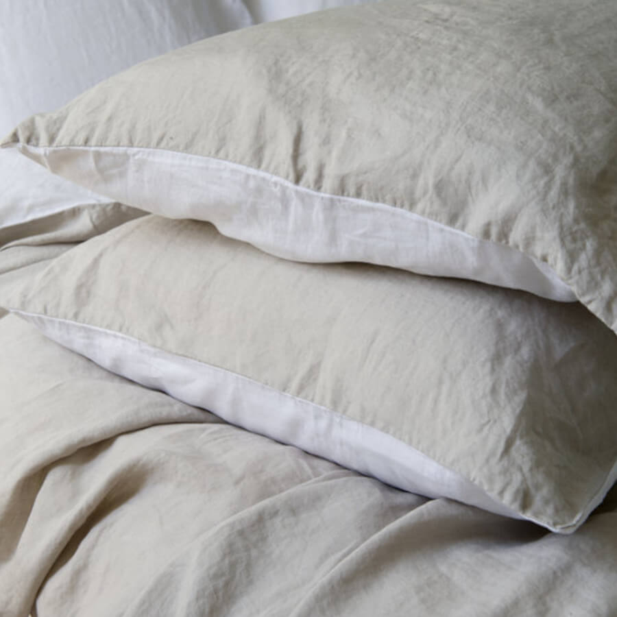Zweiseitige Haptik: Die edle Bettwäsche/Kissenbezüge Belle in Sand-Weiß von Passion for Linen bestechen durch ihre zweiseitige Haptik aus Leinen und Baumwollsatin.
