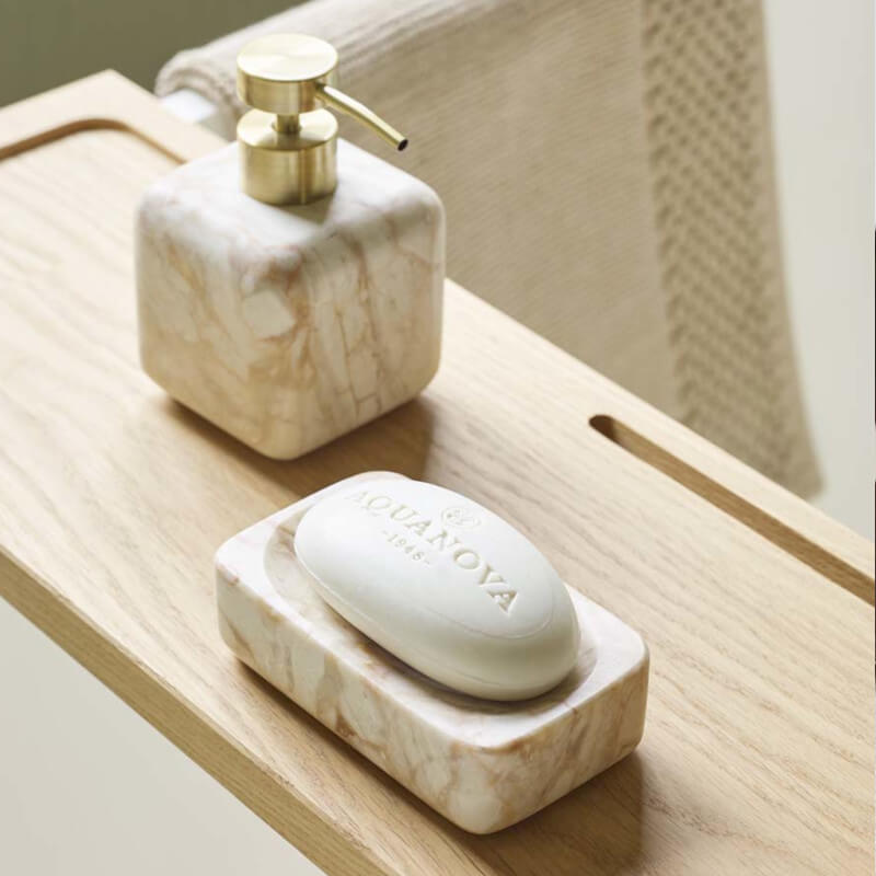 Edles Badaccessoires Set aus Marmor in Gold-Beige – moderne Badezimmer Accessoires der Serie Blake