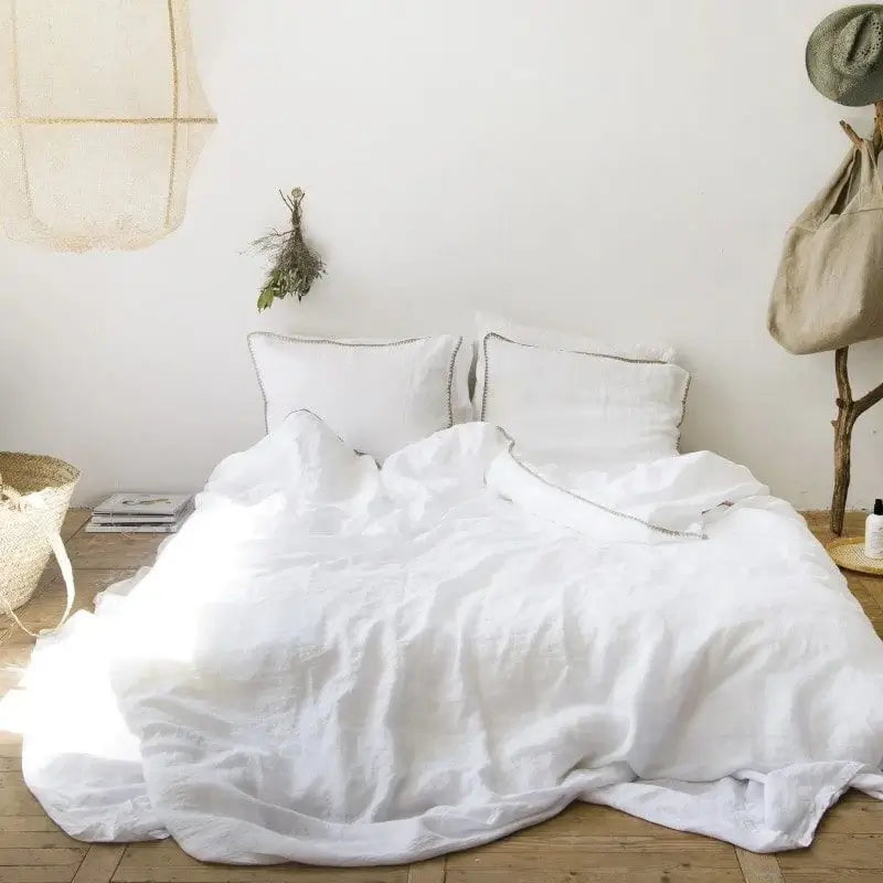 Elegante weiße Bettwäsche für ein luxuriöses und minimalistisches Schlafzimmer, aus hochwertigem Material für hohen Komfort