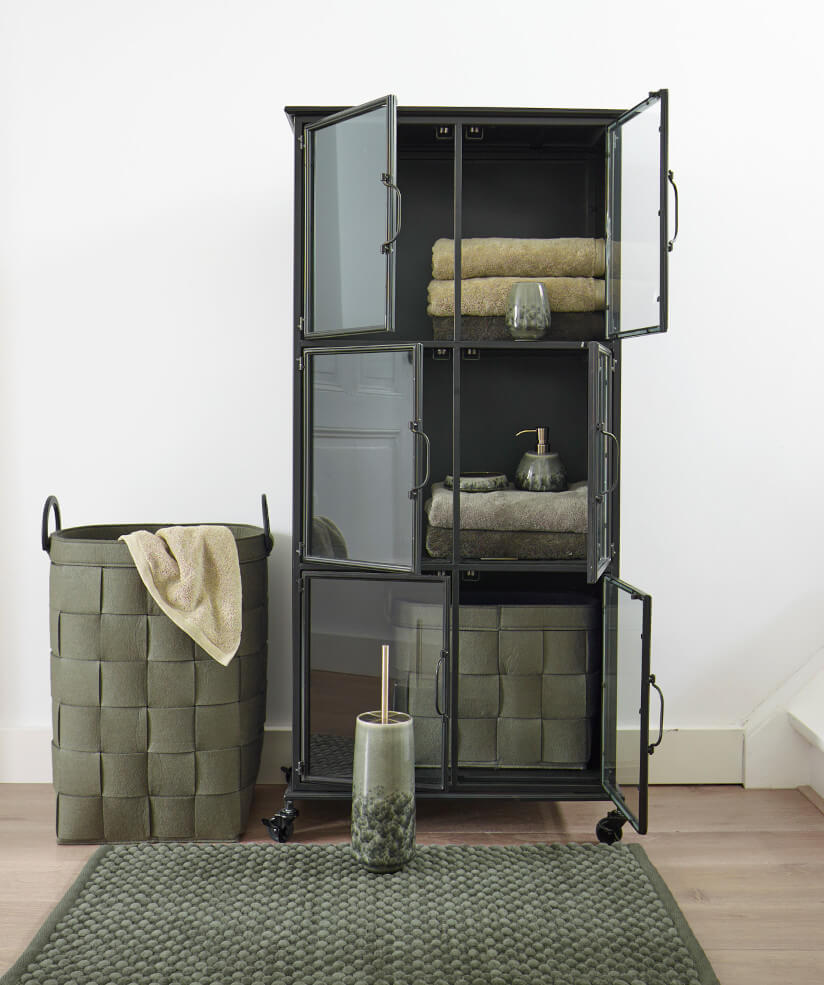 Farbtrend Grün – Wäschekorb Dix, Badteppich Maks und Handtücher für das Badezimmer in trendigem Grün. Moderne und stilvolle Accessoires für ein frisches und harmonisches Baddesign