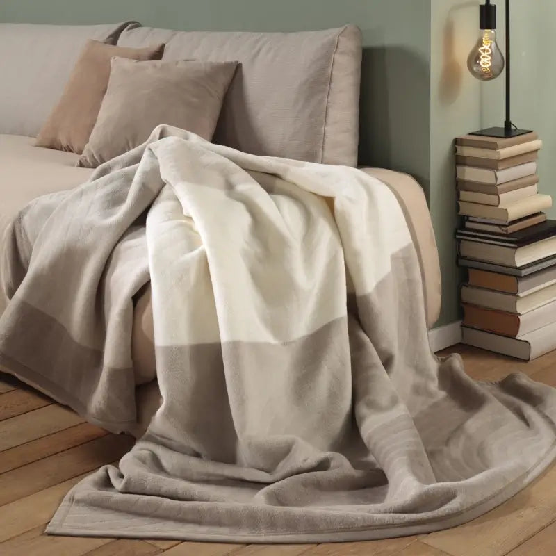 Edles Samtband der Kuscheldecke Feel Modern als fein abgestimmte Einfassung.