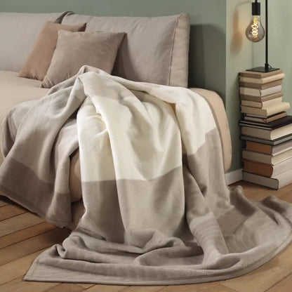 Edles Samtband der Kuscheldecke Feel Modern als fein abgestimmte Einfassung.