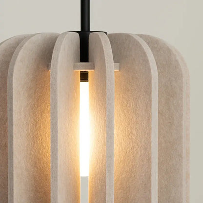 Lichtdetail einer beigen Filzleuchte in Fächerform mit warmem Licht
