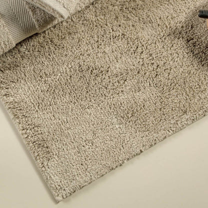 Flauschige Badezimmermatte Havannah Beige aus weicher Baumwolle, mit rutschfester Unterseite für luxuriösen Komfort und Sicherheit im Bad.