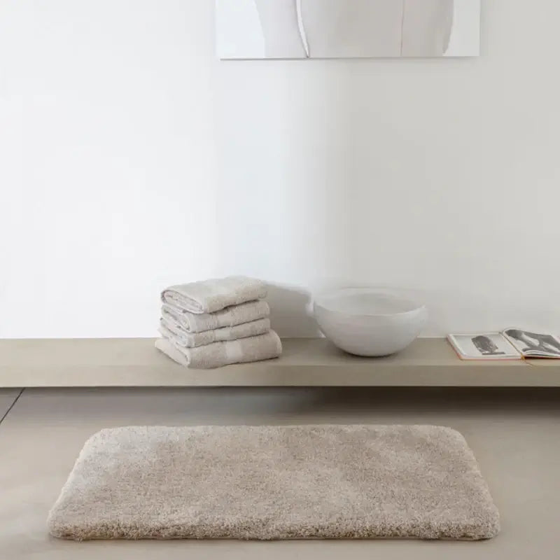 Flauschiger Badteppich im Badezimmer – weicher Hochflor für warmes, gemütliches Laufgefühl.