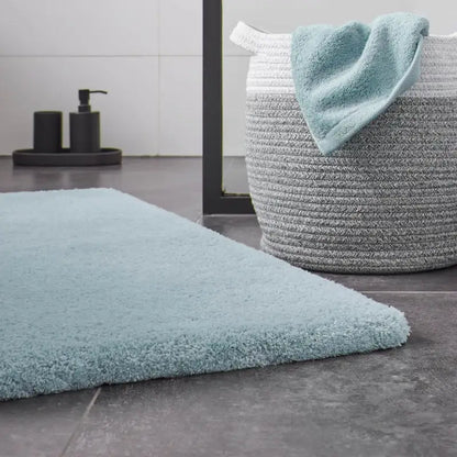 Flauschiger Badteppich Mauro in Aquatic Blau Türkis von Aquanova – besonders weicher Badezimmerteppich in frischem Blaugrün für ein modernes Badezimmer.