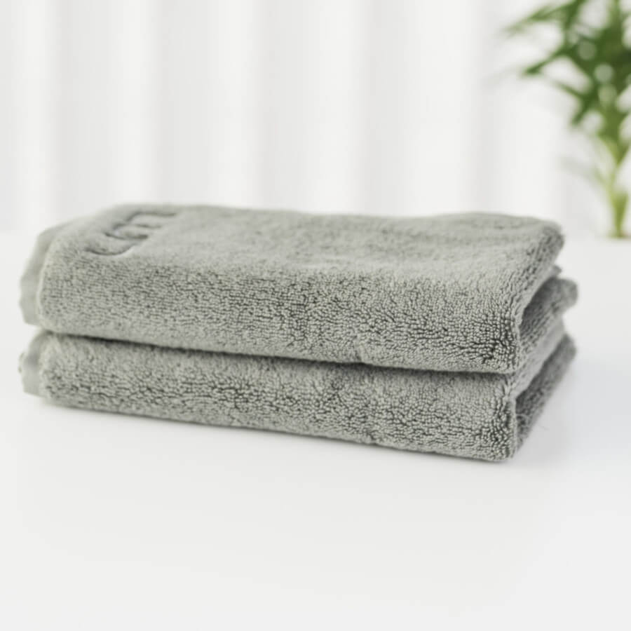 Stilvolle Gästehandtücher: Das flauschige Gästetuch "Spa" aus Baumwolle mit Öko-Tex-Zertifizierung in der Farbe "Granit/Dunkelgrau" ist ein stilvolles Detail für Ihr Gästebad.