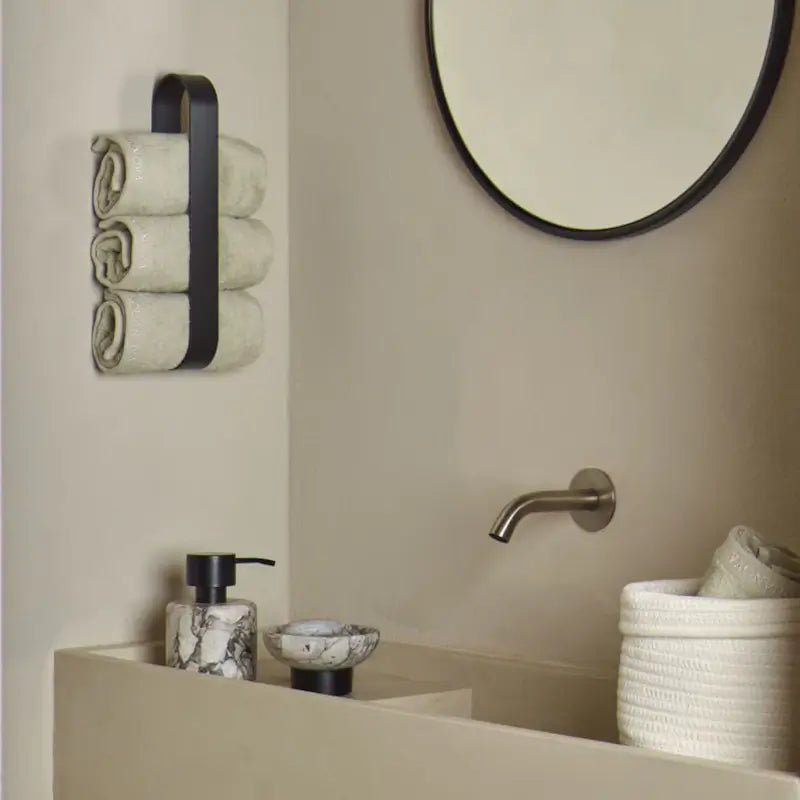 gaestehandtuecher-gerollt-wandhalter-gaeste-wc.webp
