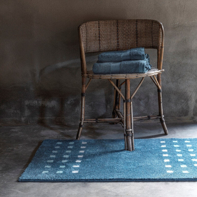 Gemusterte Hochflor Badematte in Ocean Blau – rutschfester, pflegeleichter Badteppich Brica für dein Badezimmer.