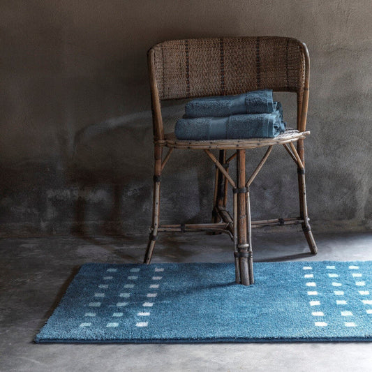 Gemusterte Hochflor Badematte in Ocean Blau – rutschfester, pflegeleichter Badteppich Brica für dein Badezimmer.