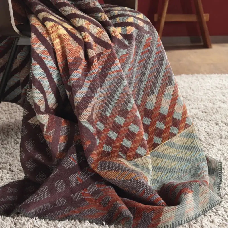 Gemusterte Sofadecke Vibrance in farbigem Zickzackdesign mit weicher Oberfläche.