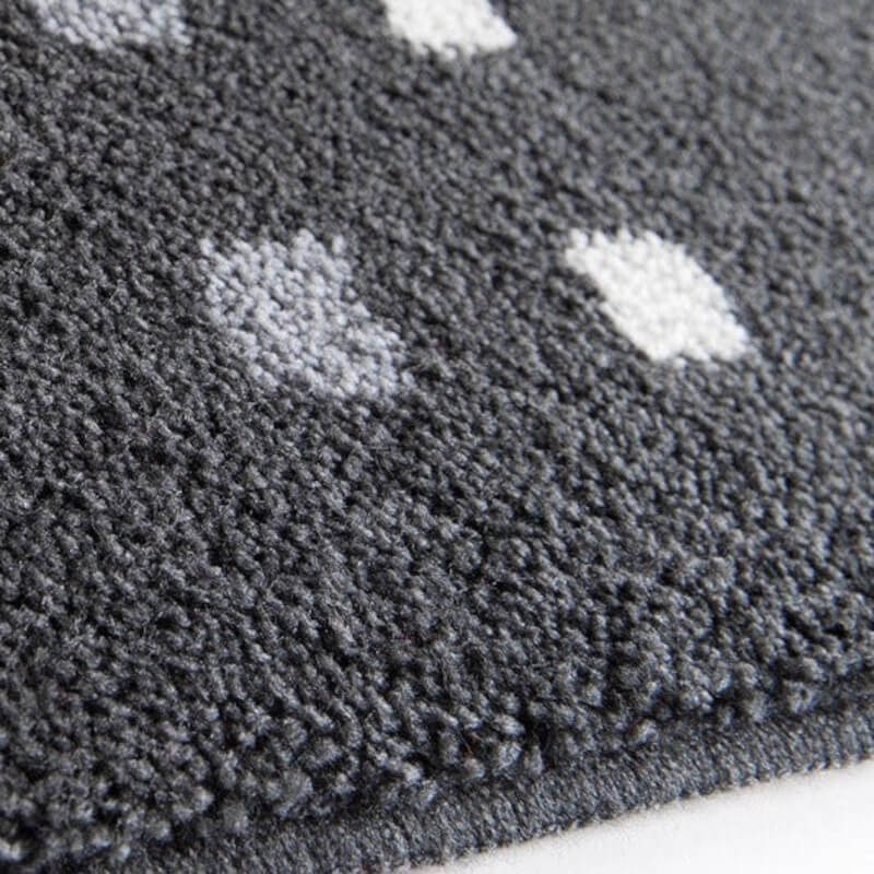 Gemusterter Badteppich in Dunkelgrau – pflegeleichter, rutschfester Badteppich Brica im Detail.