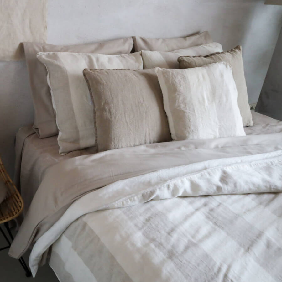 Gestreifte Leinen-Bettwäsche, Offwhite-Beige: Elegante Bettwäsche aus Leinen mit dezenten Streifen in Offwhite und Beige.