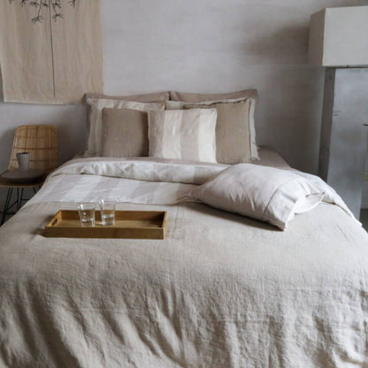 Gestreifte Leinen-Bettwäsche, Offwhite-Beige: Hochwertige Leinenbettwäsche mit Streifenmuster in natürlichen Farben.