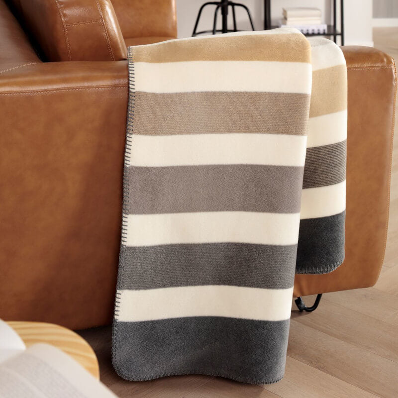 Gestreifte Sofadecke "Horizon" von Biederlack: Die Decke aus Baumwollmix ist eine stilvolle Wohndecke.