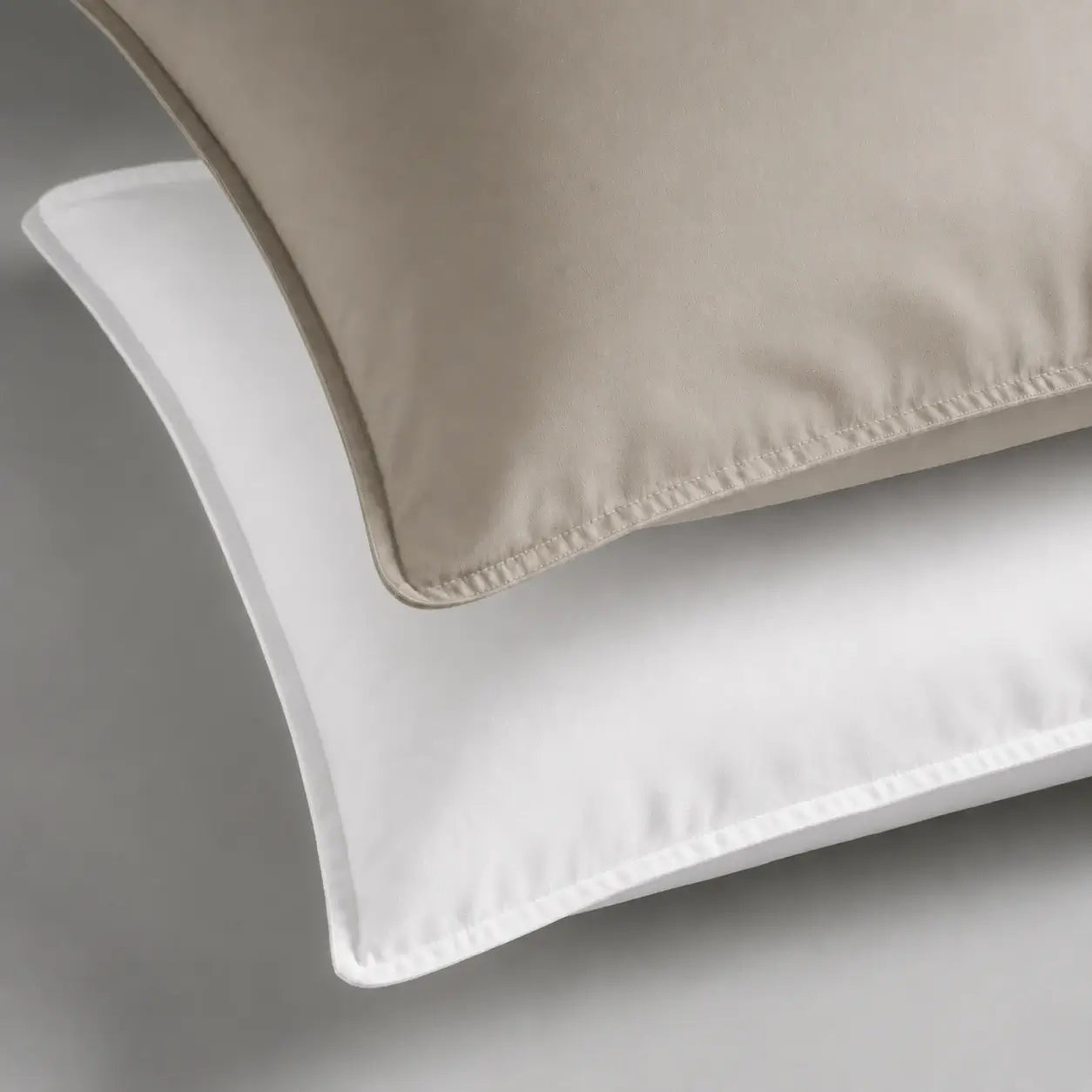 Glänzende Satin Bettwäsche Bari von Evelyn Kahle – Kissenbezüge in Khaki und Weiß mit feiner Hohlsaumnaht