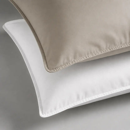 Glänzende Satin Bettwäsche Bari von Evelyn Kahle – Kissenbezüge in Khaki und Weiß mit feiner Hohlsaumnaht