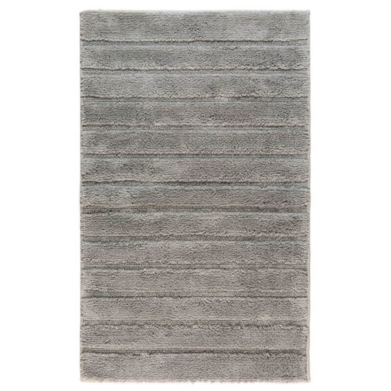 Große Badematte California in modernem Slatgrey, aus Baumwolle mit weichen Hoch-Tief-Streifen und rutschfester Unterseite.