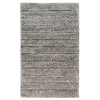 Große Badematte California in modernem Slatgrey, aus Baumwolle mit weichen Hoch-Tief-Streifen und rutschfester Unterseite.