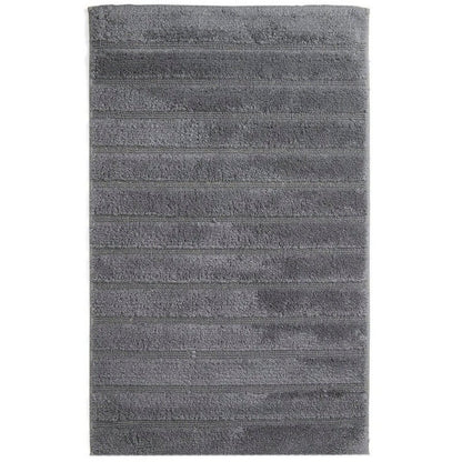 Große, rutschfeste Badezimmermatte California in Charcoal Dunkelgrau, mit luxuriösen Hoch-Tief-Streifen für modernen Bad-Komfort.