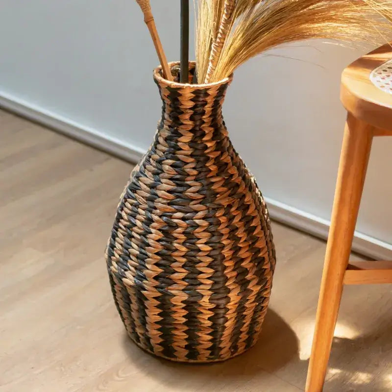 Nahaufnahme des Halses der Deko Vase Dayana mit schwarz-natur Streifenmuster