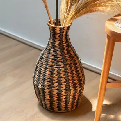 Nahaufnahme des Halses der Deko Vase Dayana mit schwarz-natur Streifenmuster